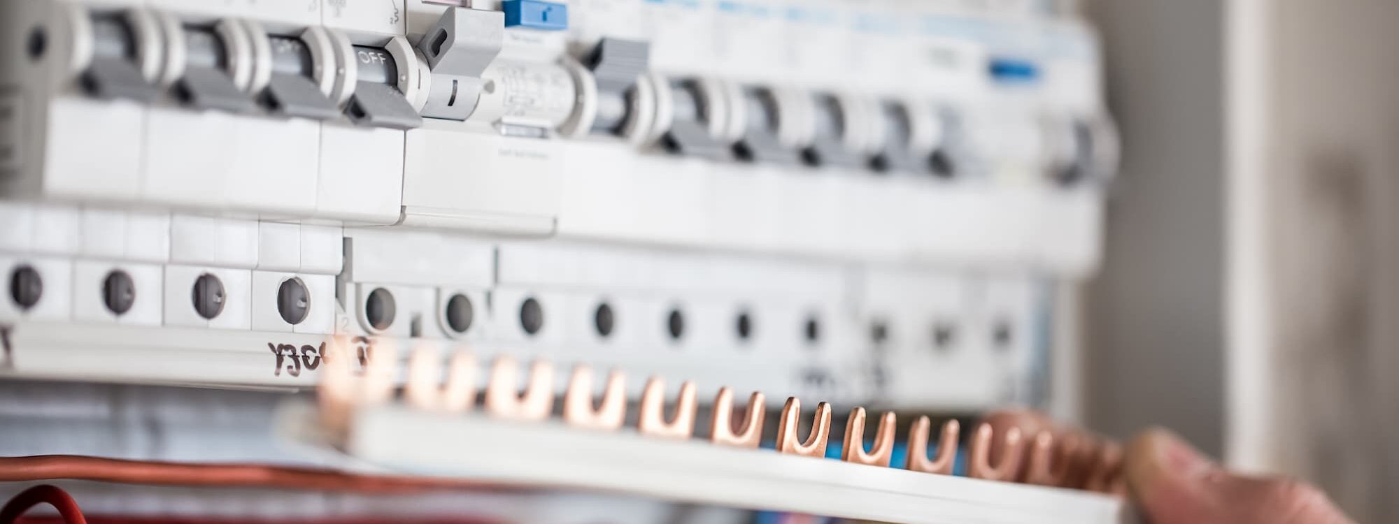 DEPANNAGE_ELECTRICITE_PARTICULIERS_PROFESSIONNELS_1 2000X750 | Memoni Pourquoi faut-il anticiper l’électricité lors d’une rénovation de cuisine ? Montbéliard